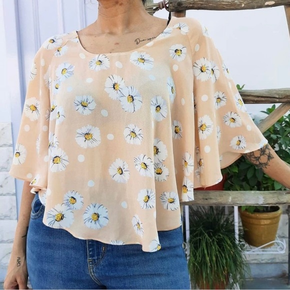 Ginger Tops - Peach Daisy Print Top with butterfly sleeves